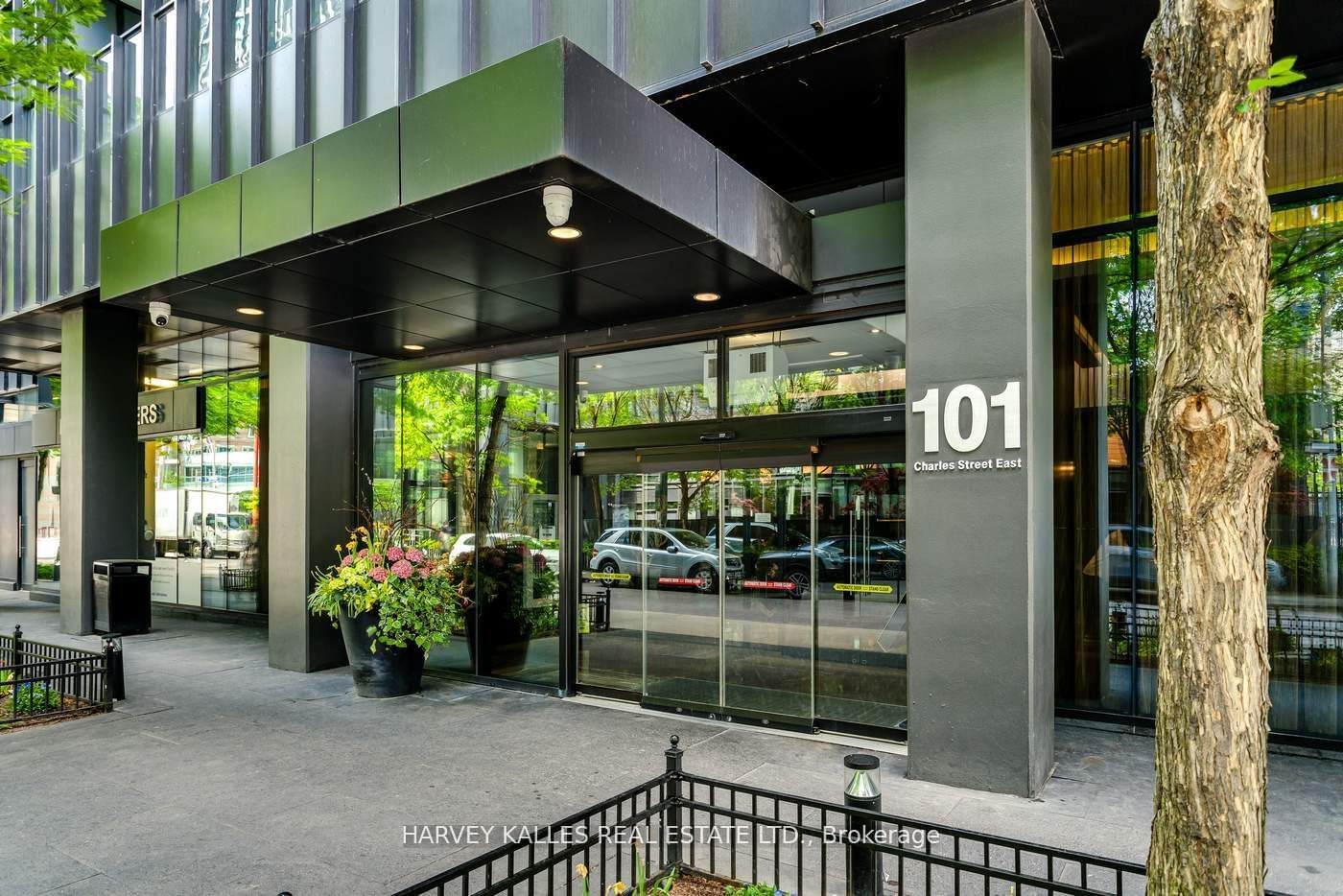 101 Charles St E, unit 801 for sale