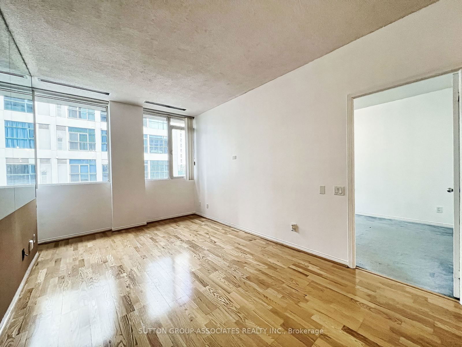 555 Yonge St, unit 406 for sale