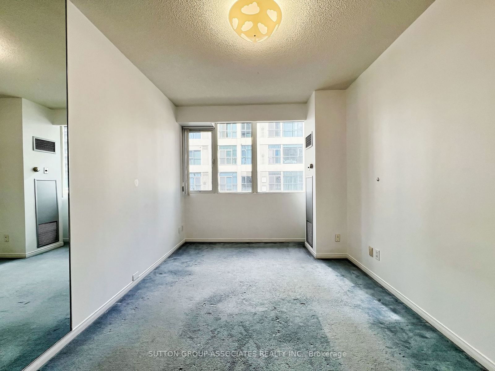 555 Yonge St, unit 406 for sale