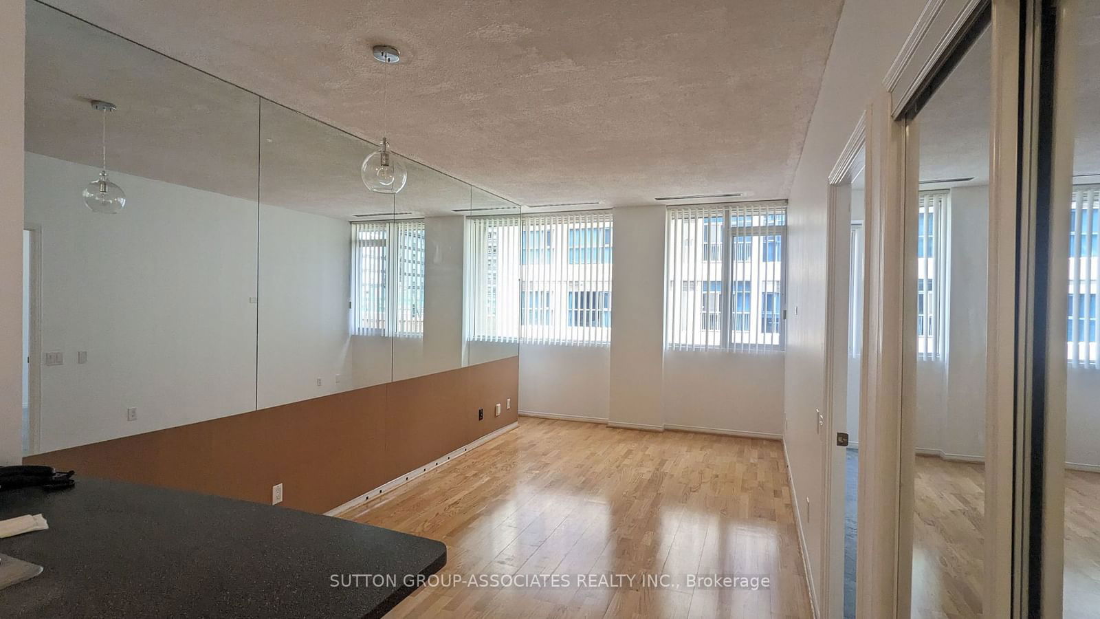 555 Yonge St, unit 406 for sale - image #2