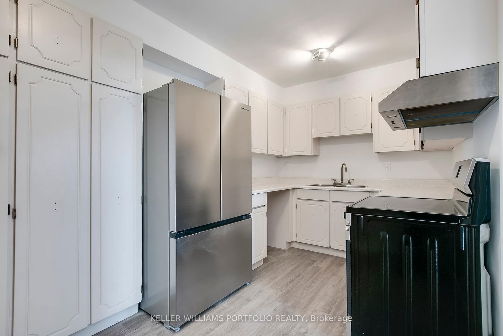 130 Neptune Dr, unit 403 for sale - image #2