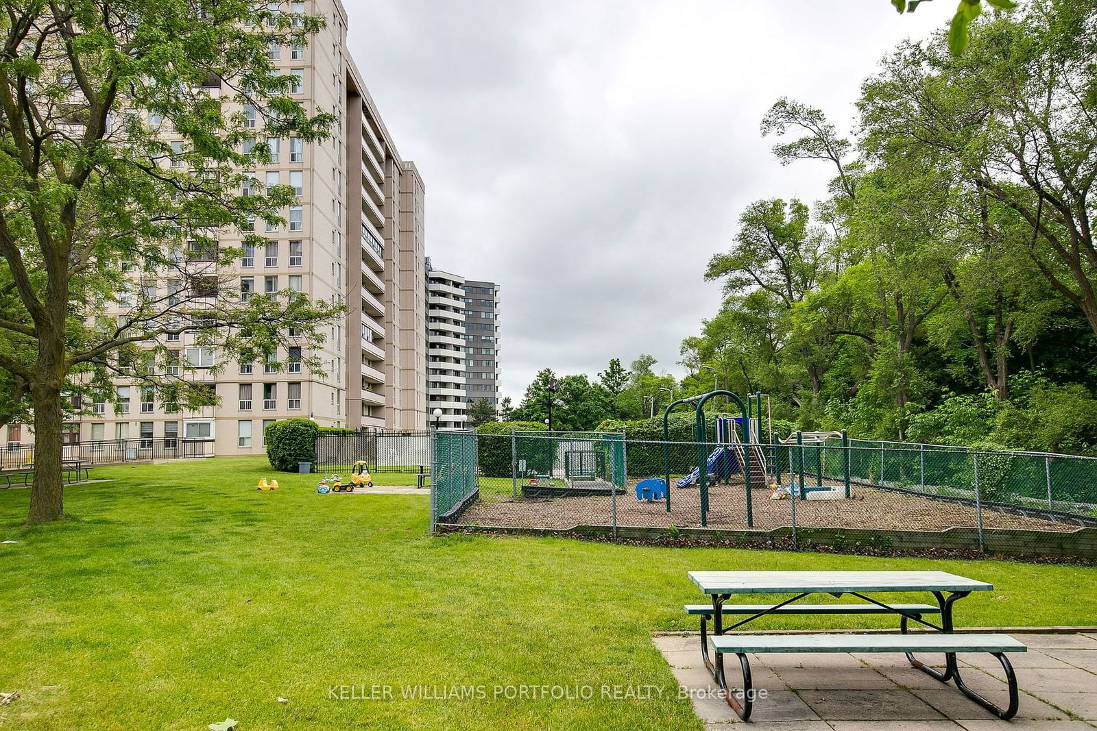 130 Neptune Dr, unit 403 for sale - image #23