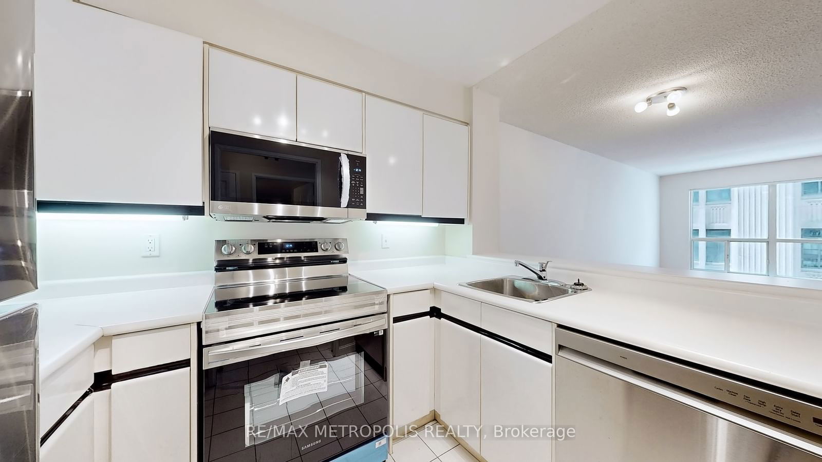 7 Carlton St, unit 810 for rent