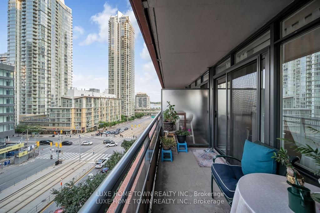 4K Spadina Ave, unit 711 for sale