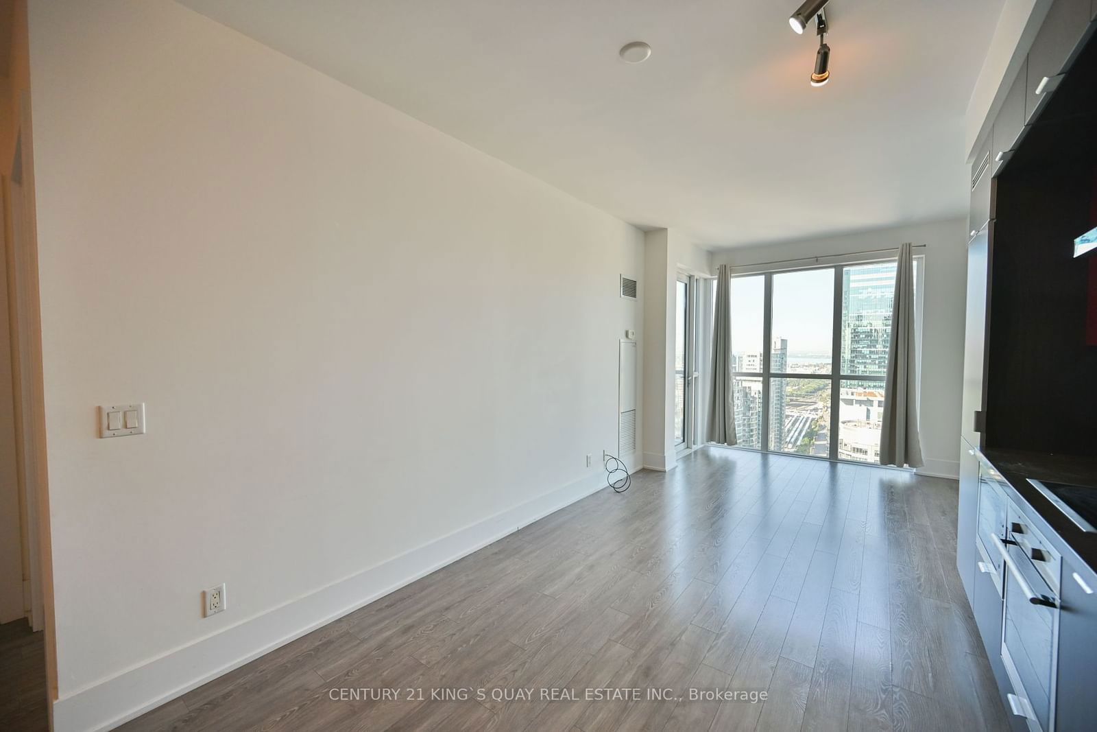 300 Front St W, unit 3413 for rent - image #2