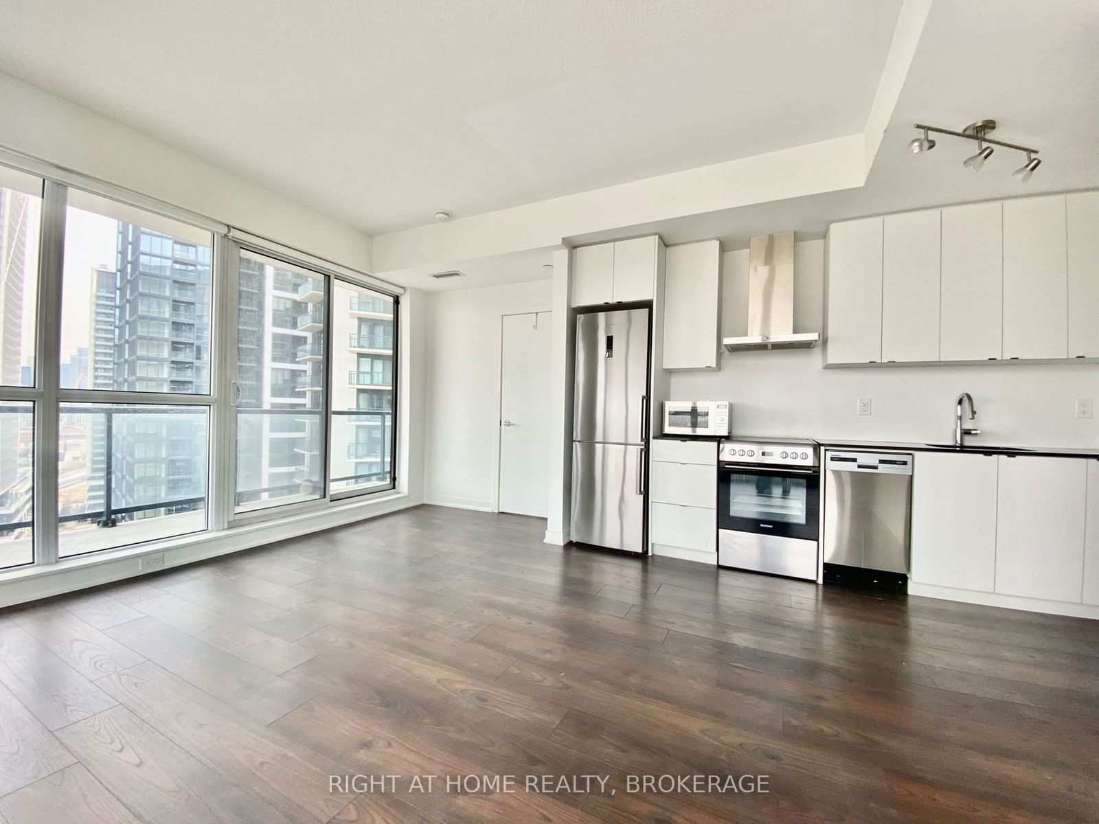 51 East Liberty St, unit 1504 for rent - image #2