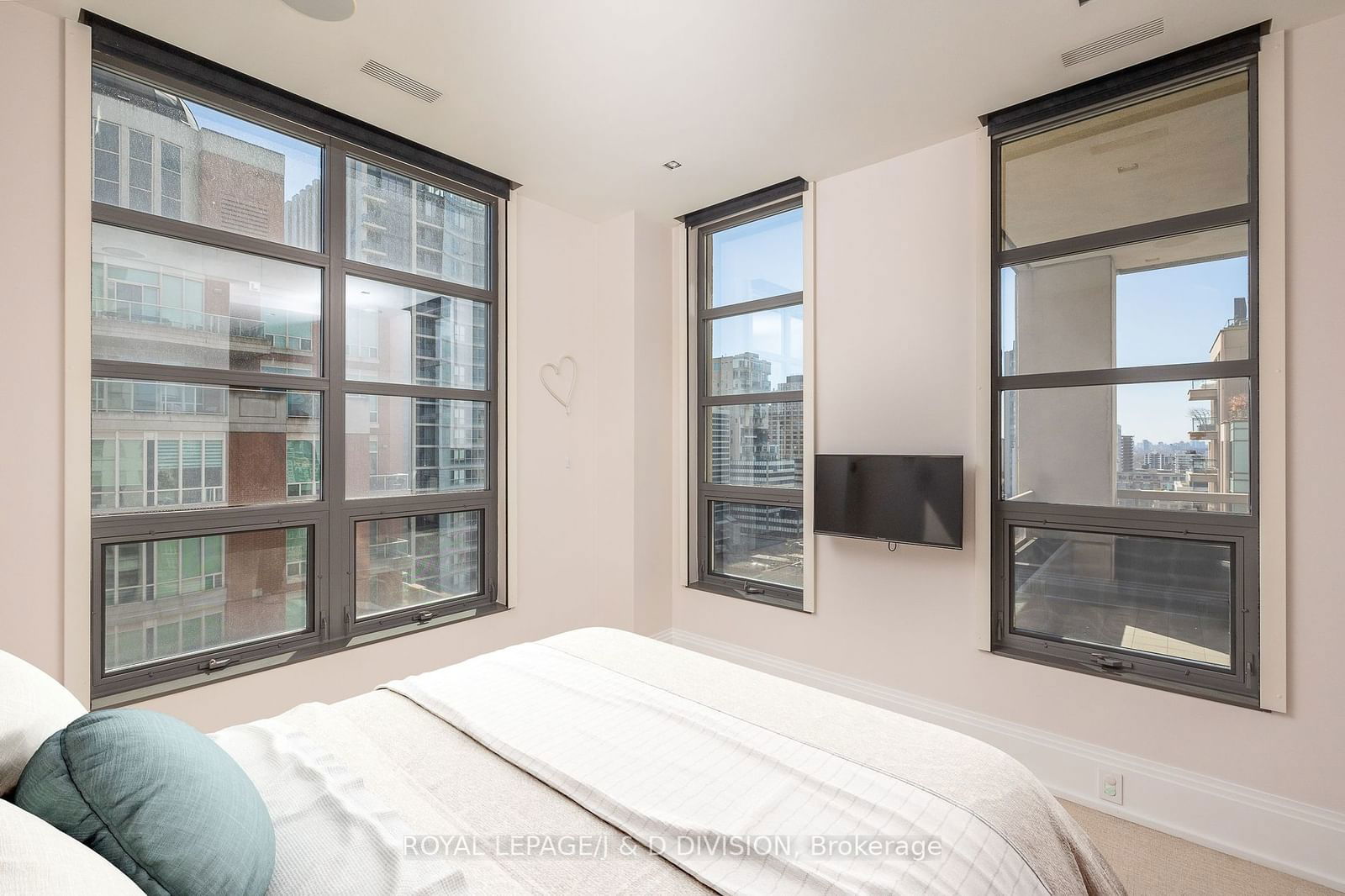 68 Yorkville Ave, unit 1601 for sale