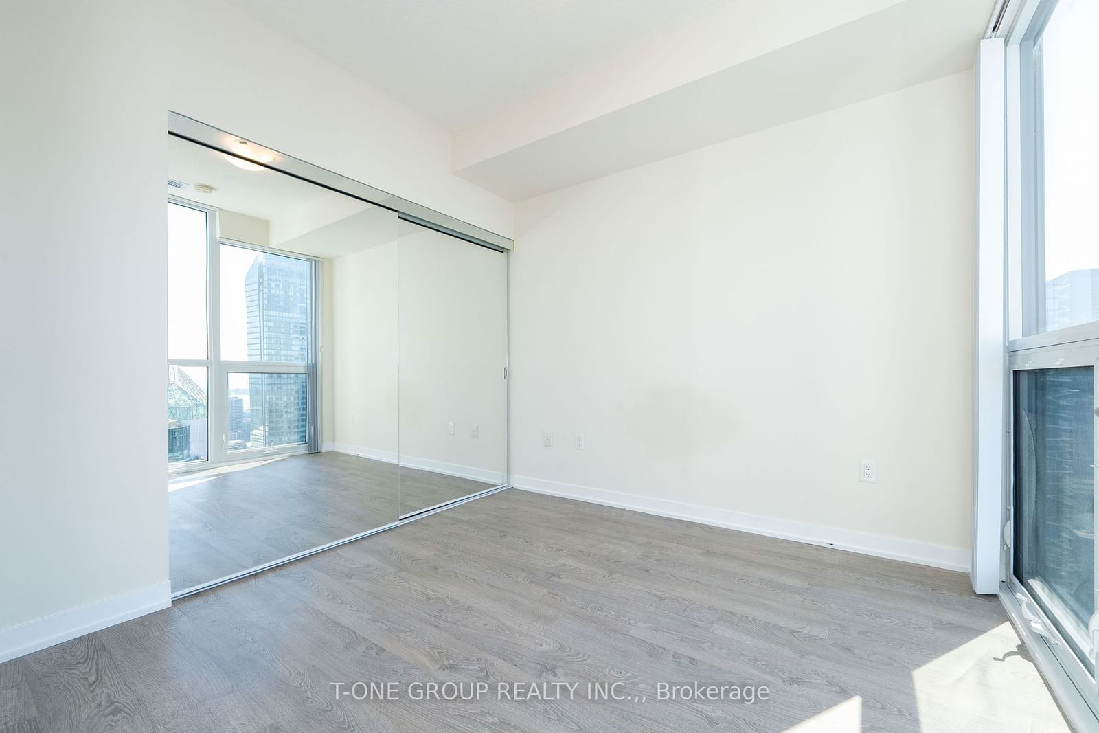 99 John St, unit 4002 for sale - image #9