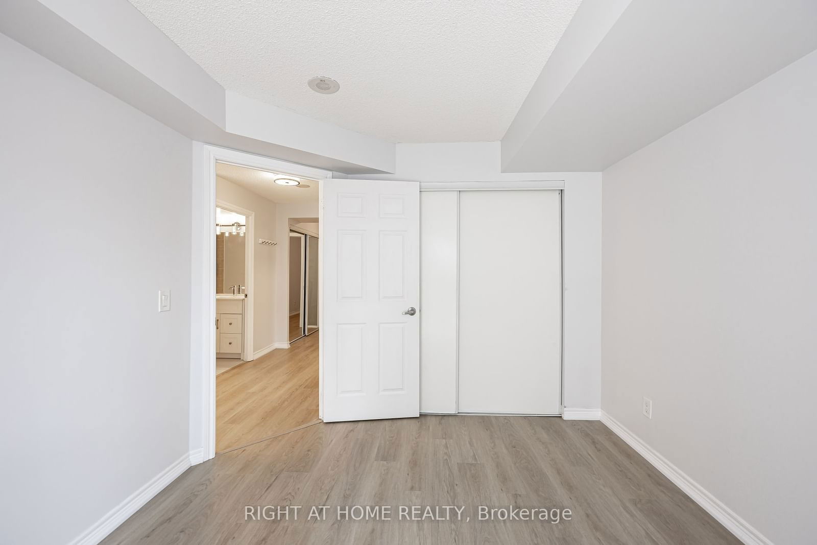 763 Bay St, unit 1006 for sale