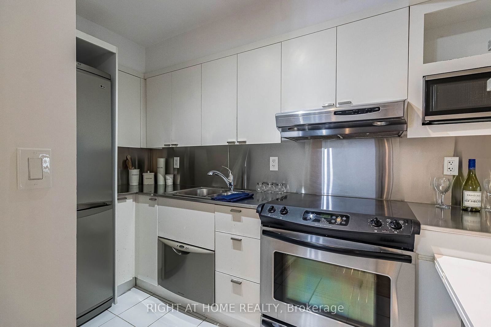 111 Elizabeth St, unit 1038 for sale