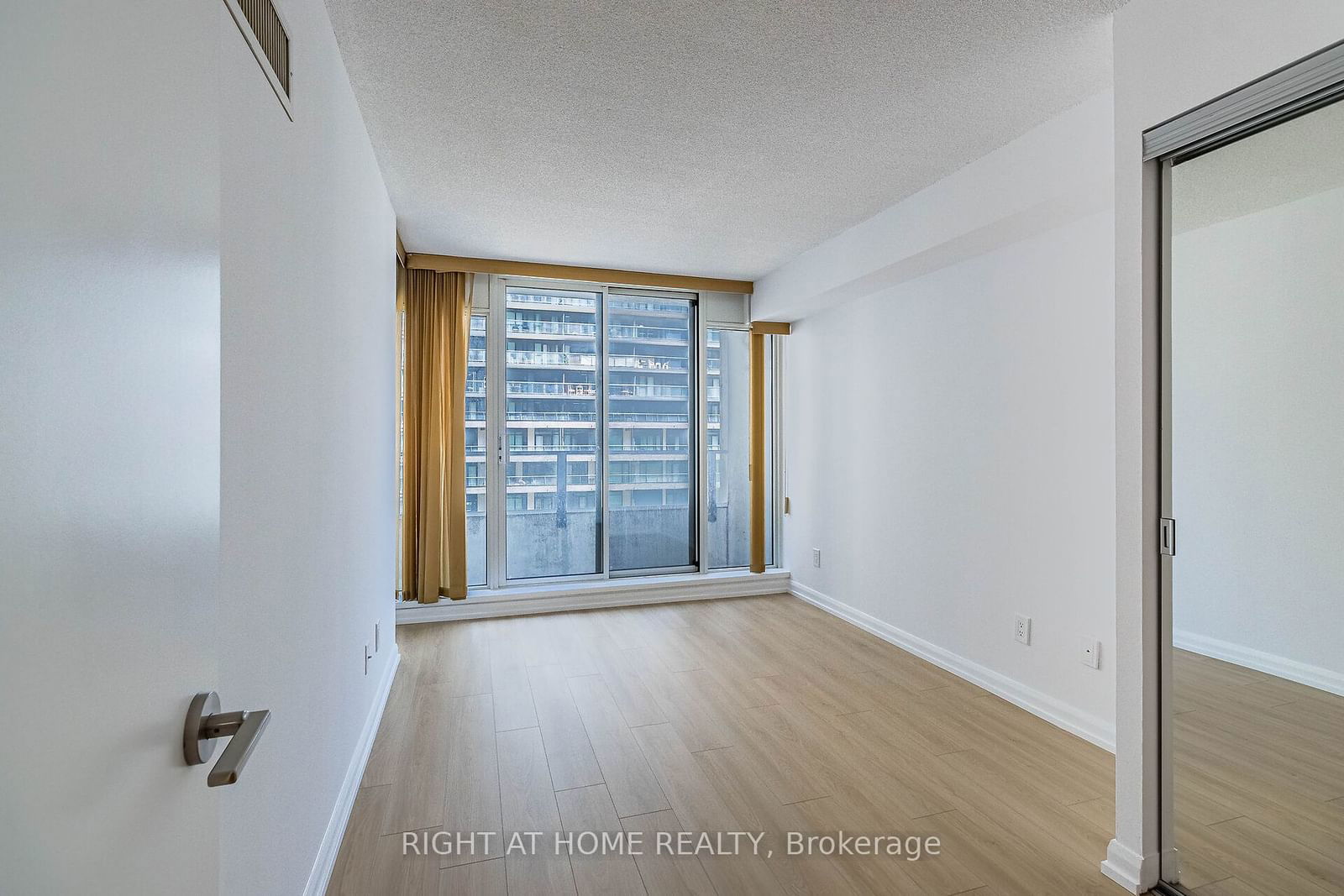 111 Elizabeth St, unit 1038 for sale - image #38