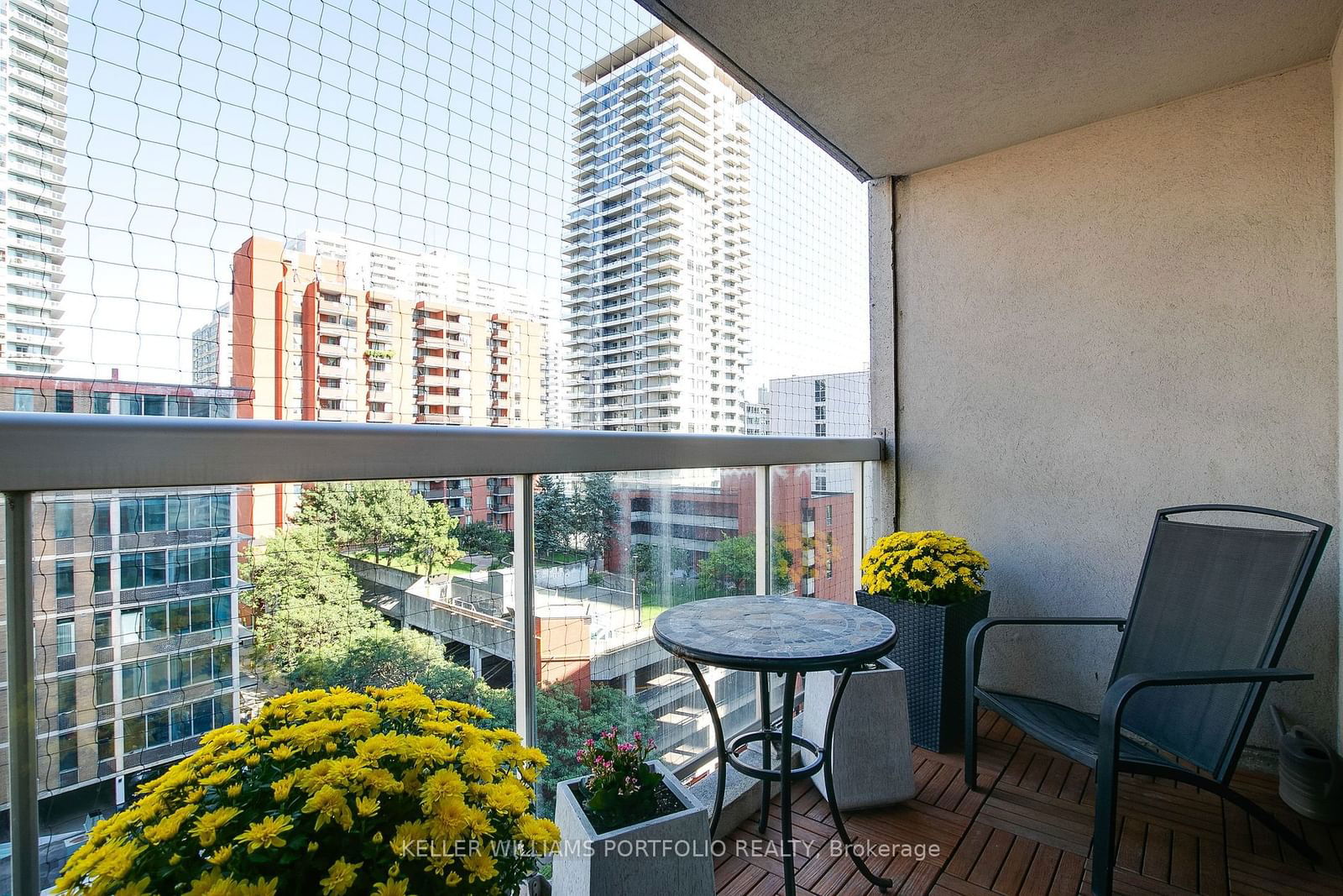 43 Eglinton Ave E, unit 1009 for sale