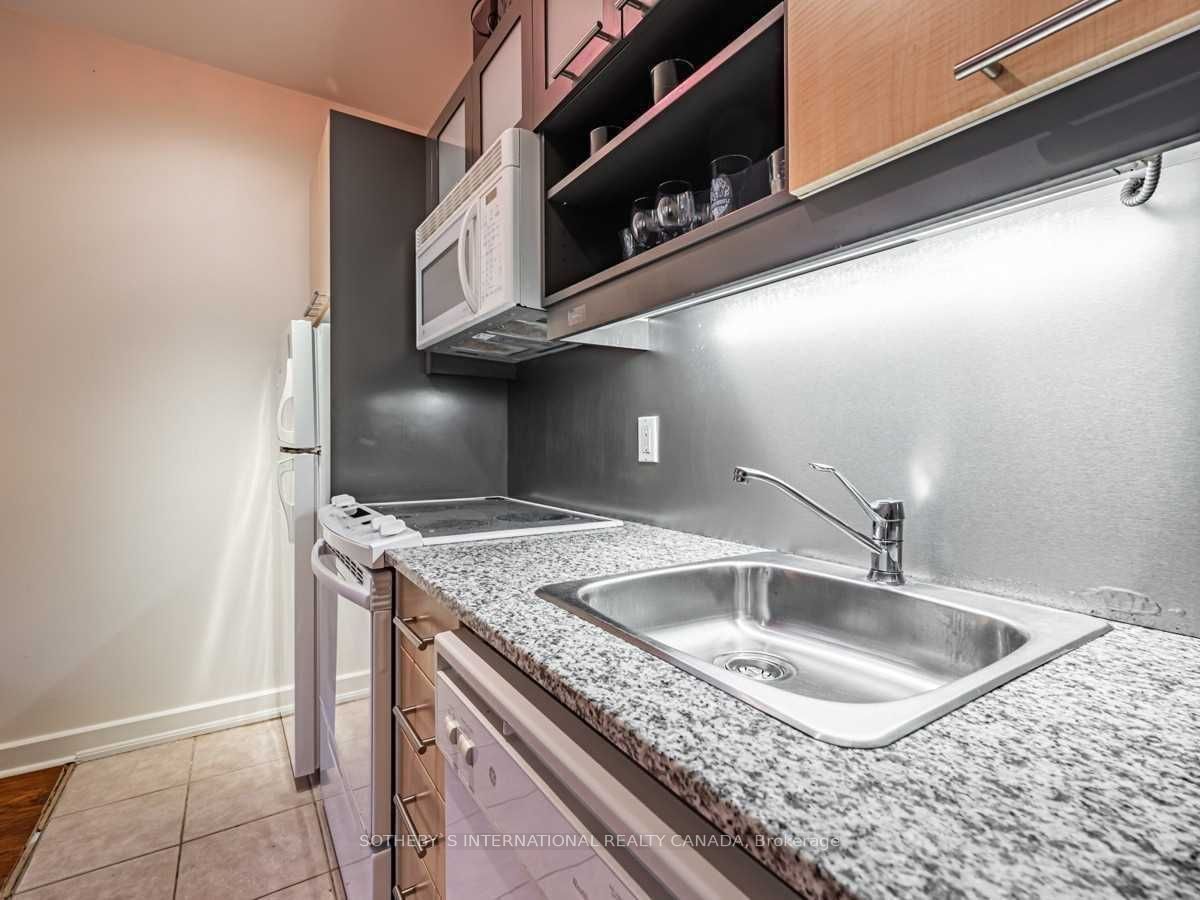 36 Blue Jays Way, unit 609 for rent - image #6