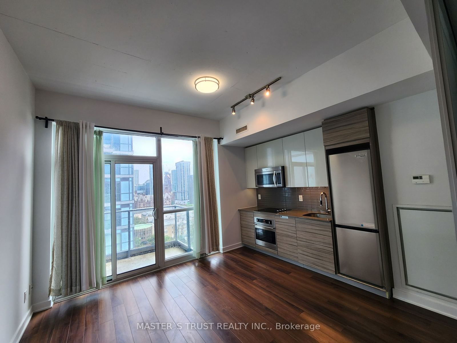 210 Simcoe St, unit 1903 for rent - image #3