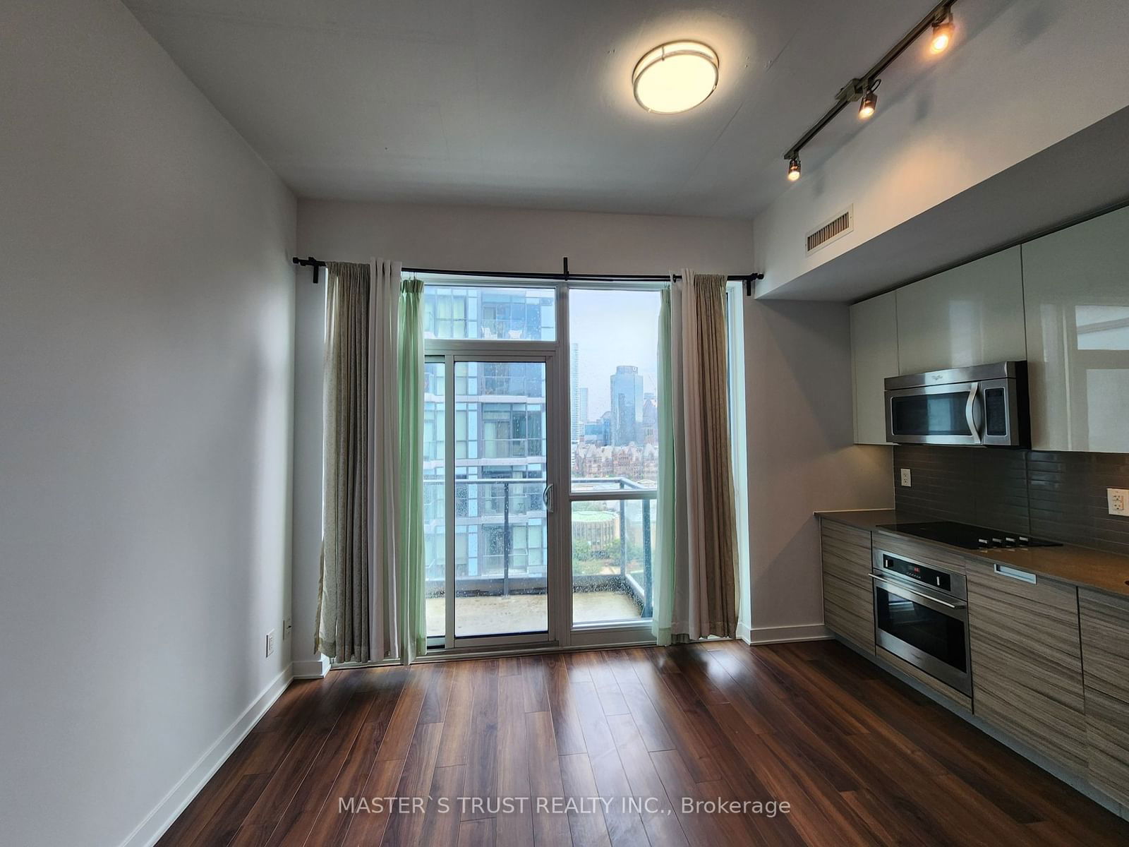 210 Simcoe St, unit 1903 for rent - image #4