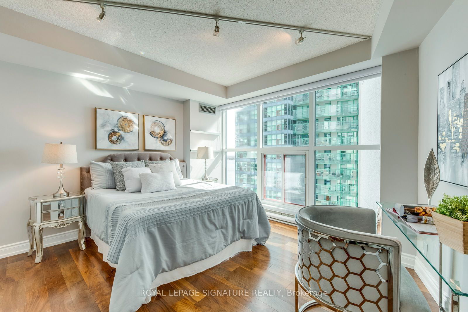 77 Harbour Sq, unit 2207 for sale