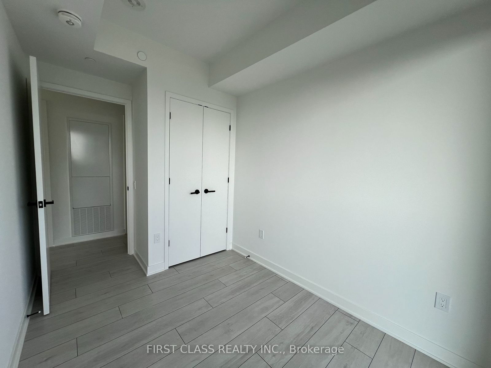 55 Charles St E, unit 2803 for rent