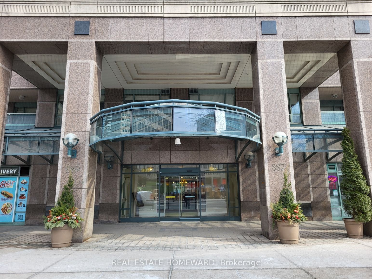 887 Bay St, unit 905 for sale - image #2