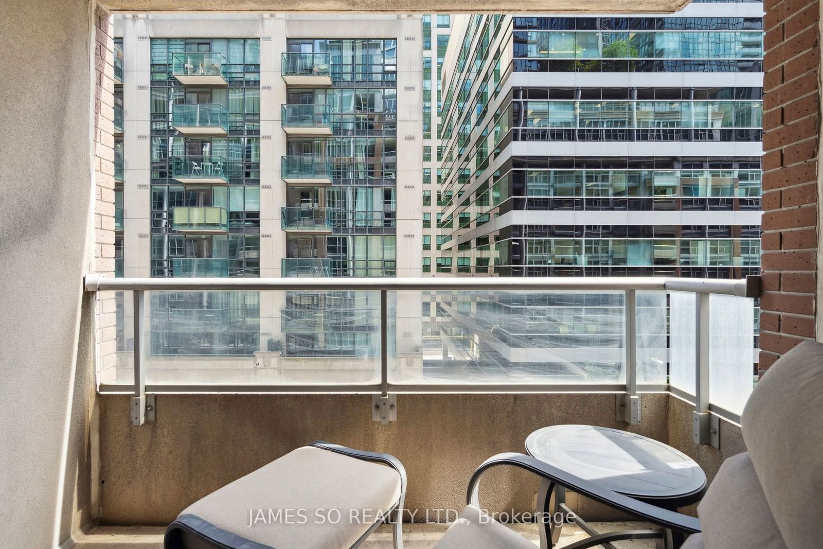 270 Wellington St W, unit 511 for sale