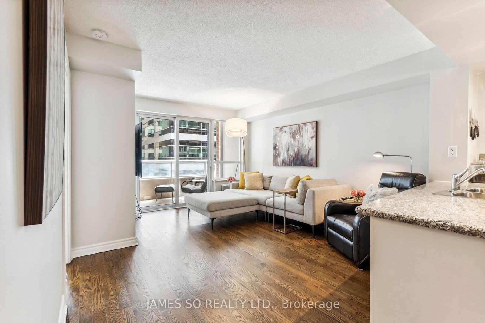 270 Wellington St W, unit 511 for sale