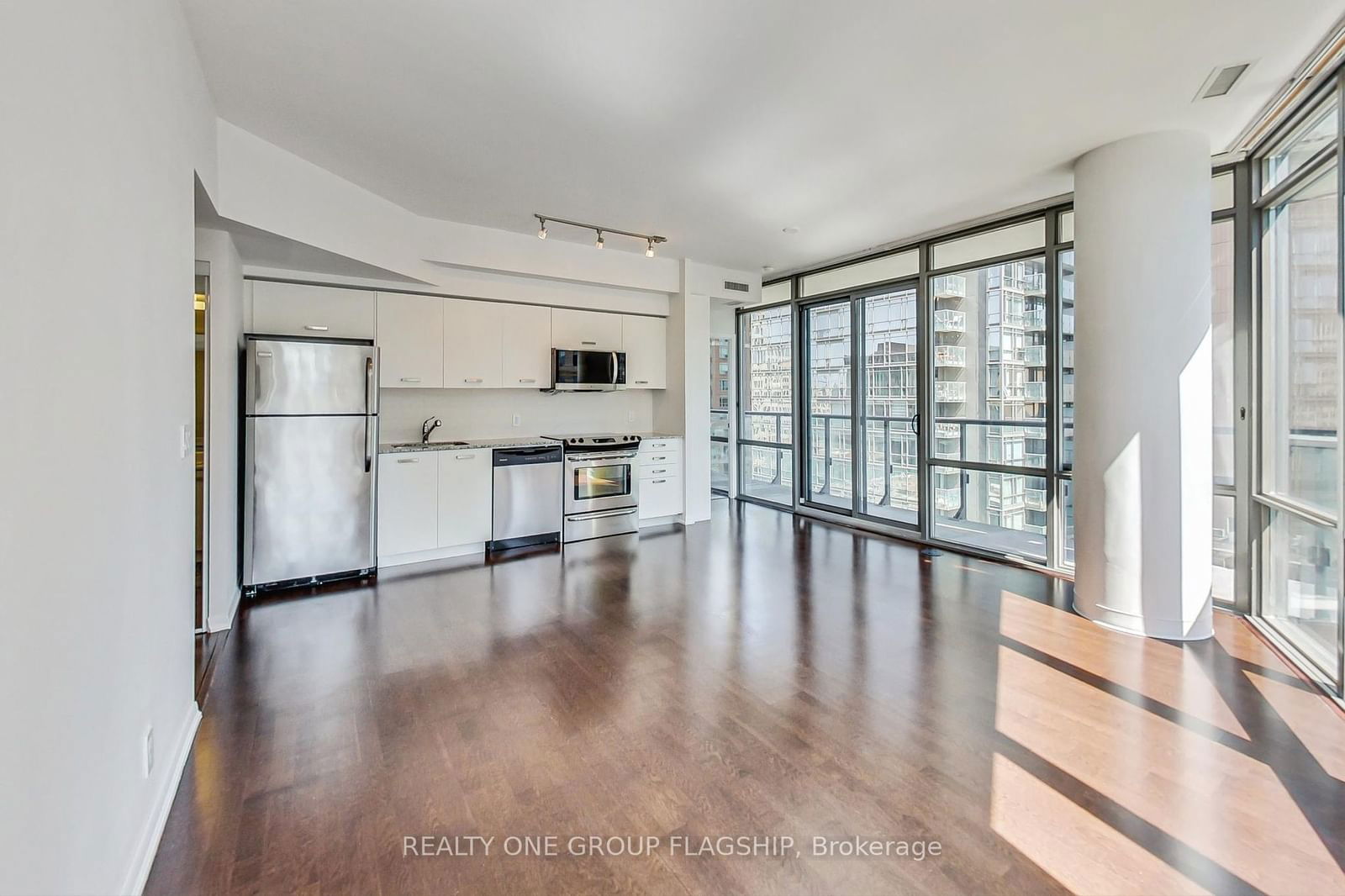 832 Bay St, unit 1008 for rent - image #10