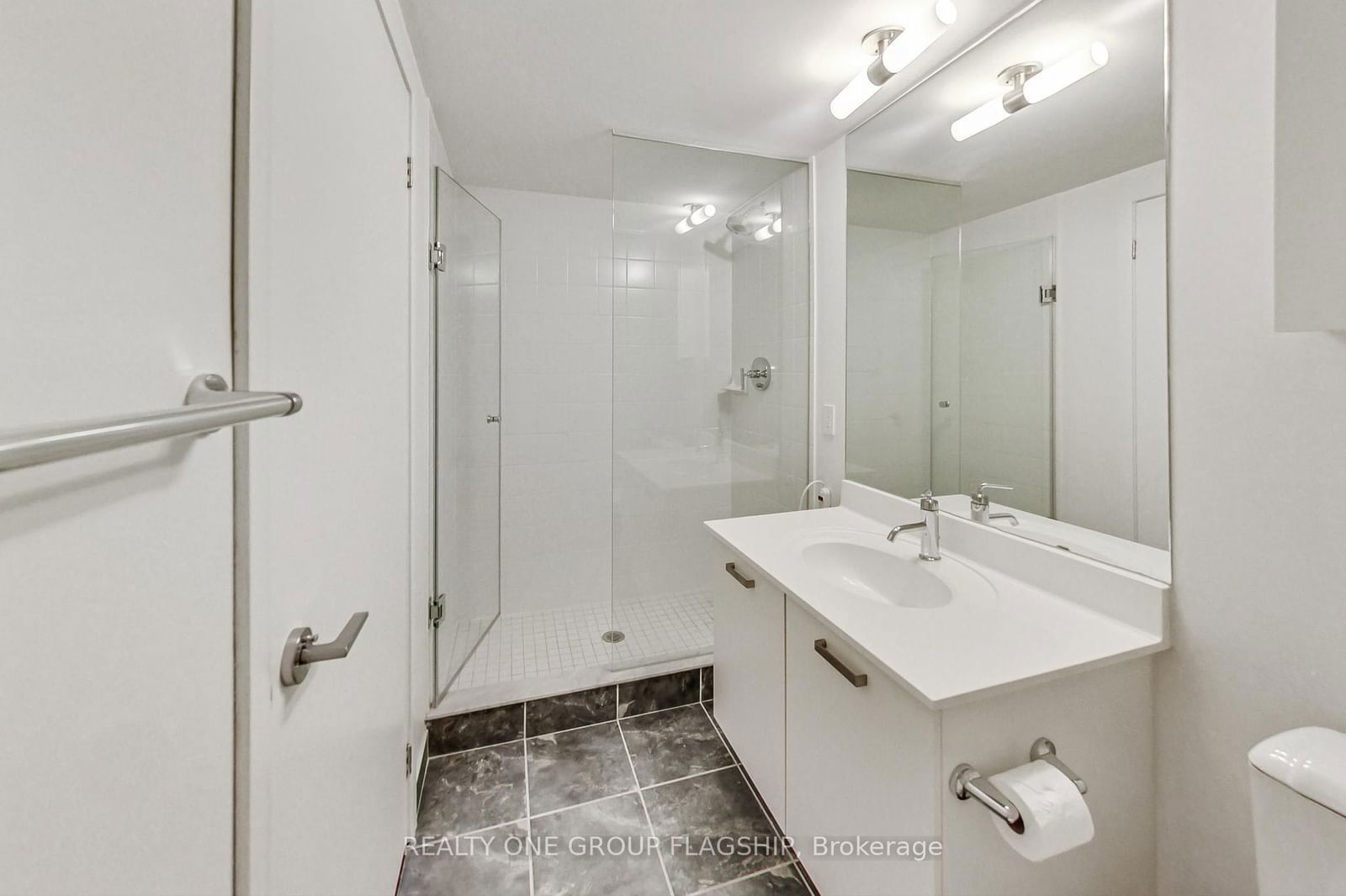 832 Bay St, unit 1008 for rent - image #17