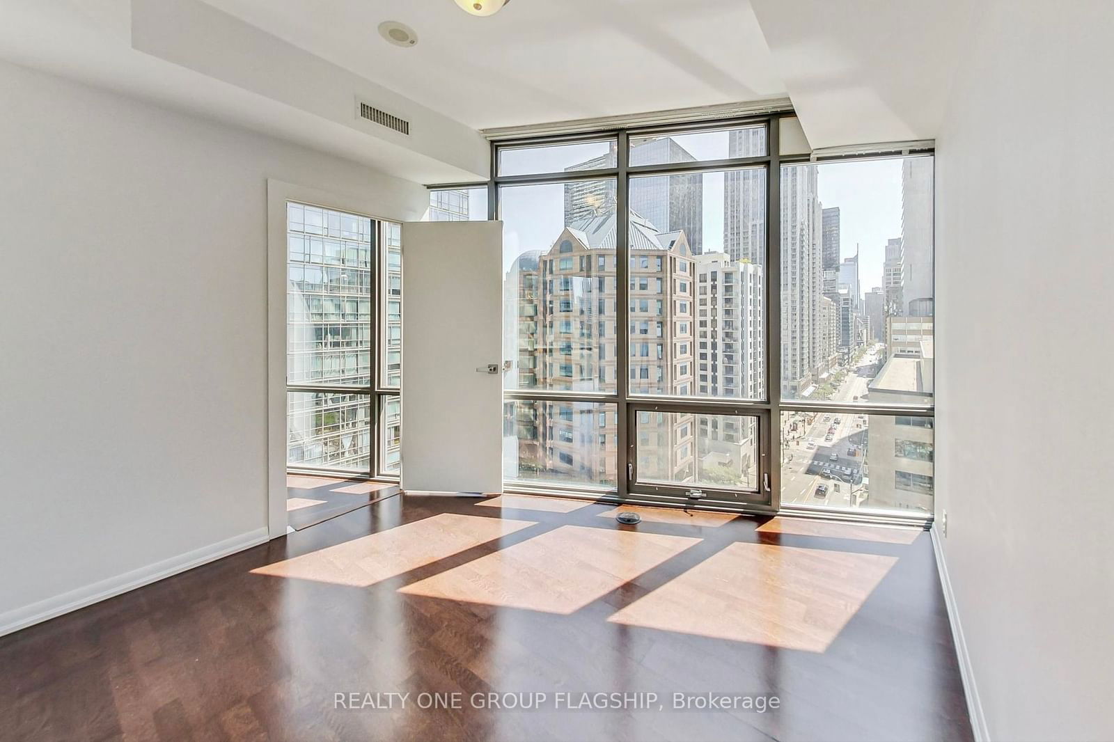 832 Bay St, unit 1008 for rent - image #21