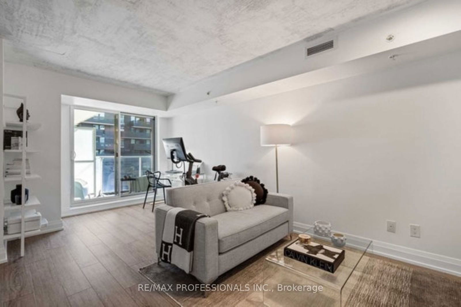 555 Wilson Ave, unit E301 for rent - image #2