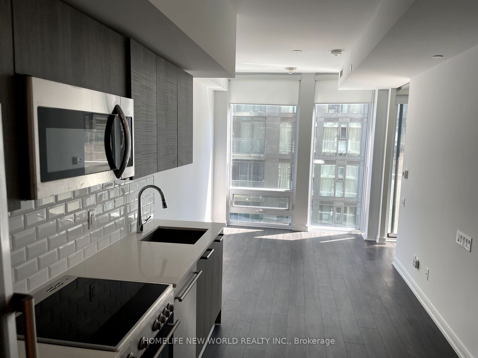 28 Wellesley St E, unit 806 for rent