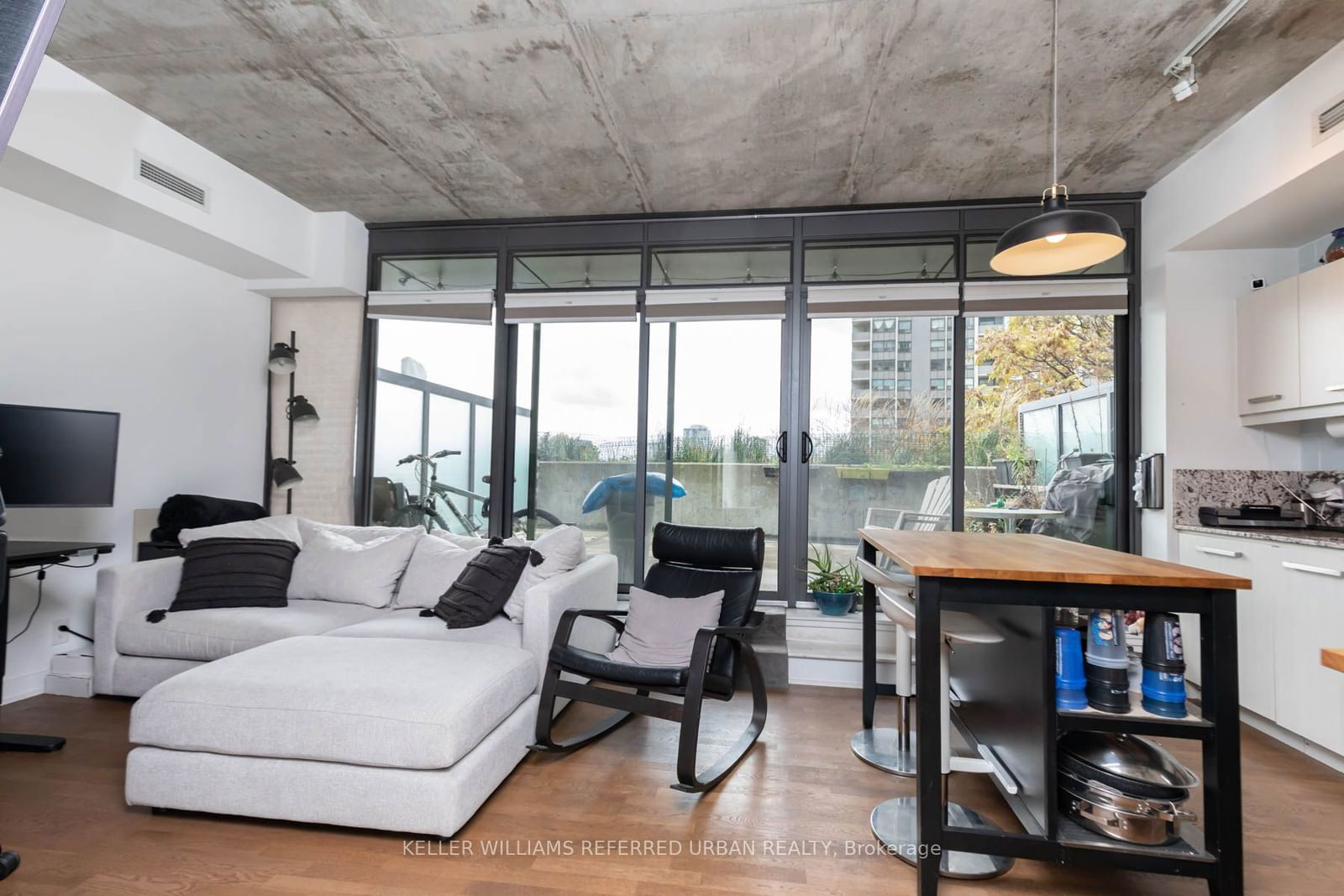 15 Beverley St, unit 503 for sale - image #2