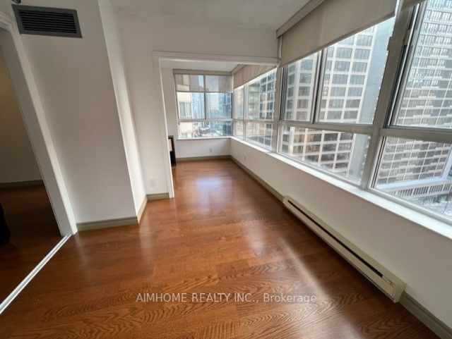 711 Bay St, unit 1516 for rent