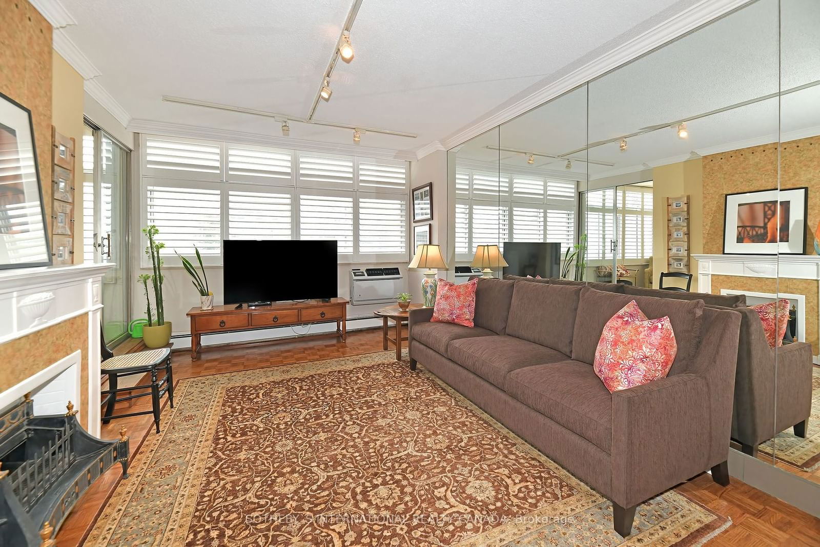 335 Lonsdale Rd, unit 406 for sale - image #3