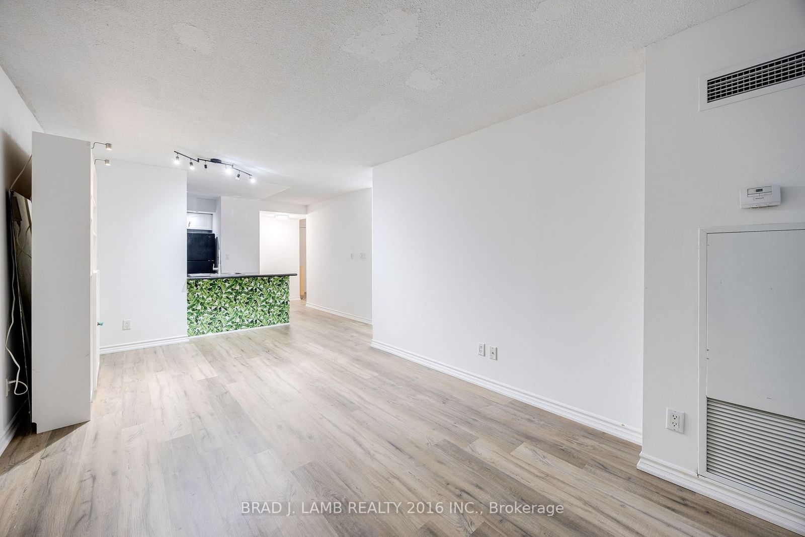 270 Wellington St W, unit 305 for rent - image #11