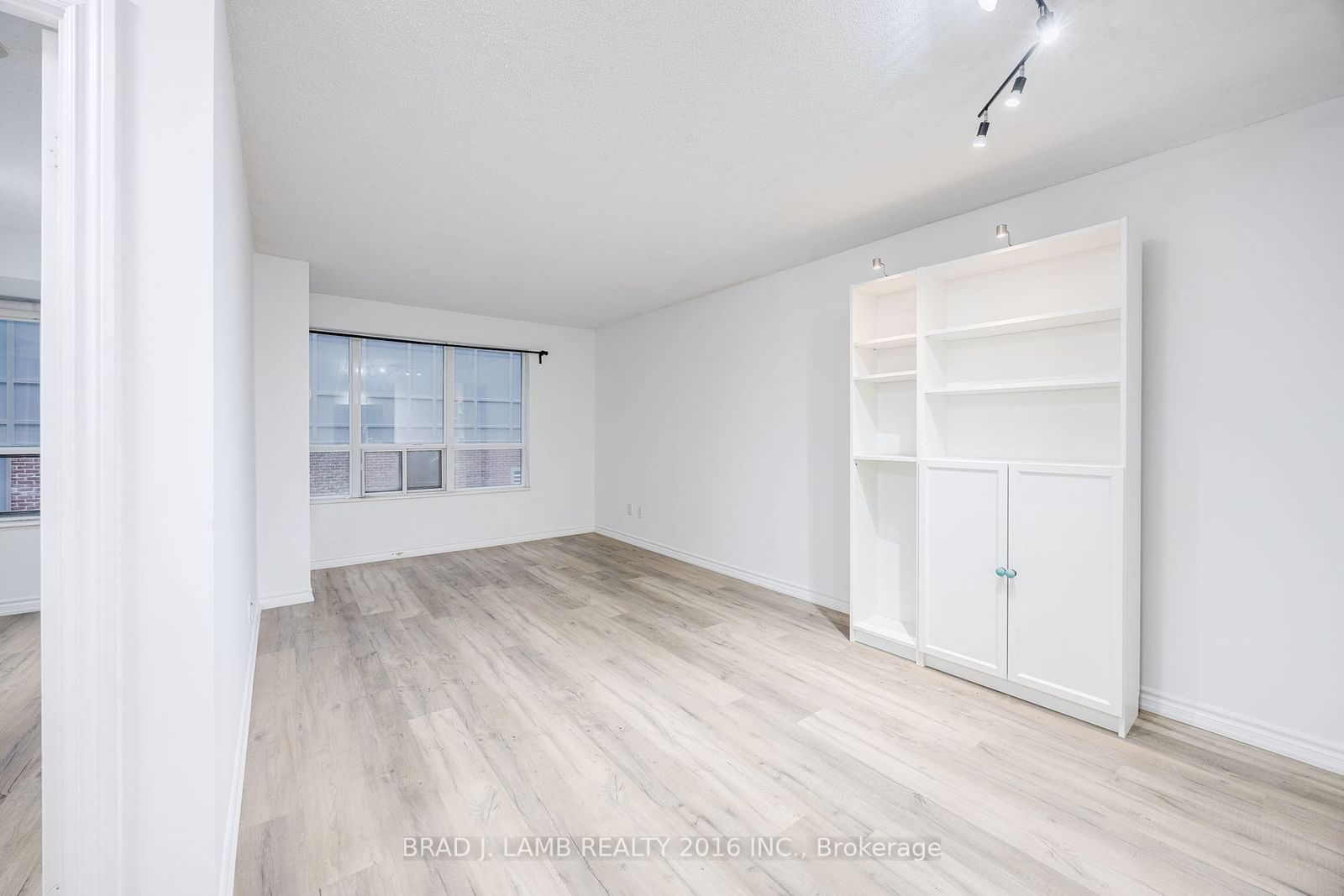 270 Wellington St W, unit 305 for rent