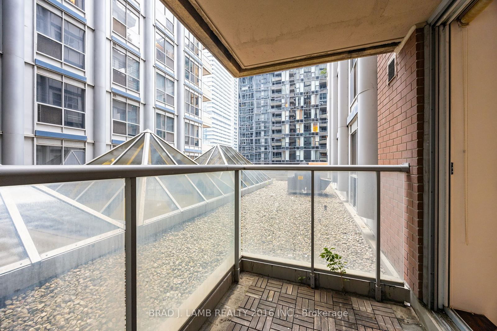 270 Wellington St W, unit 305 for rent