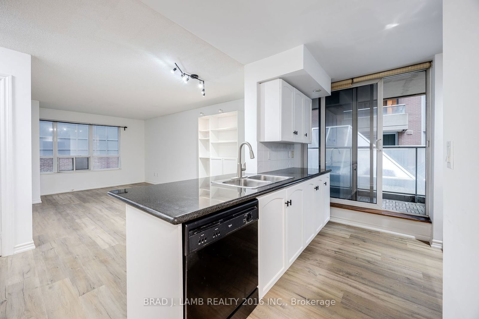 270 Wellington St W, unit 305 for rent - image #5