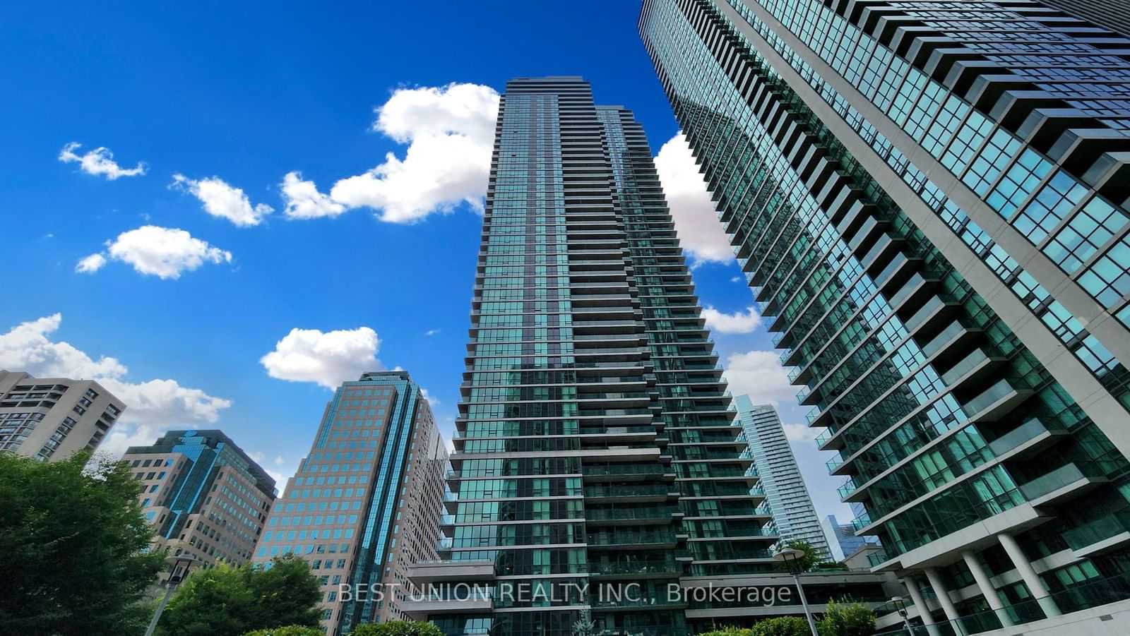 33 Bay St, unit 2407 for sale - image #2