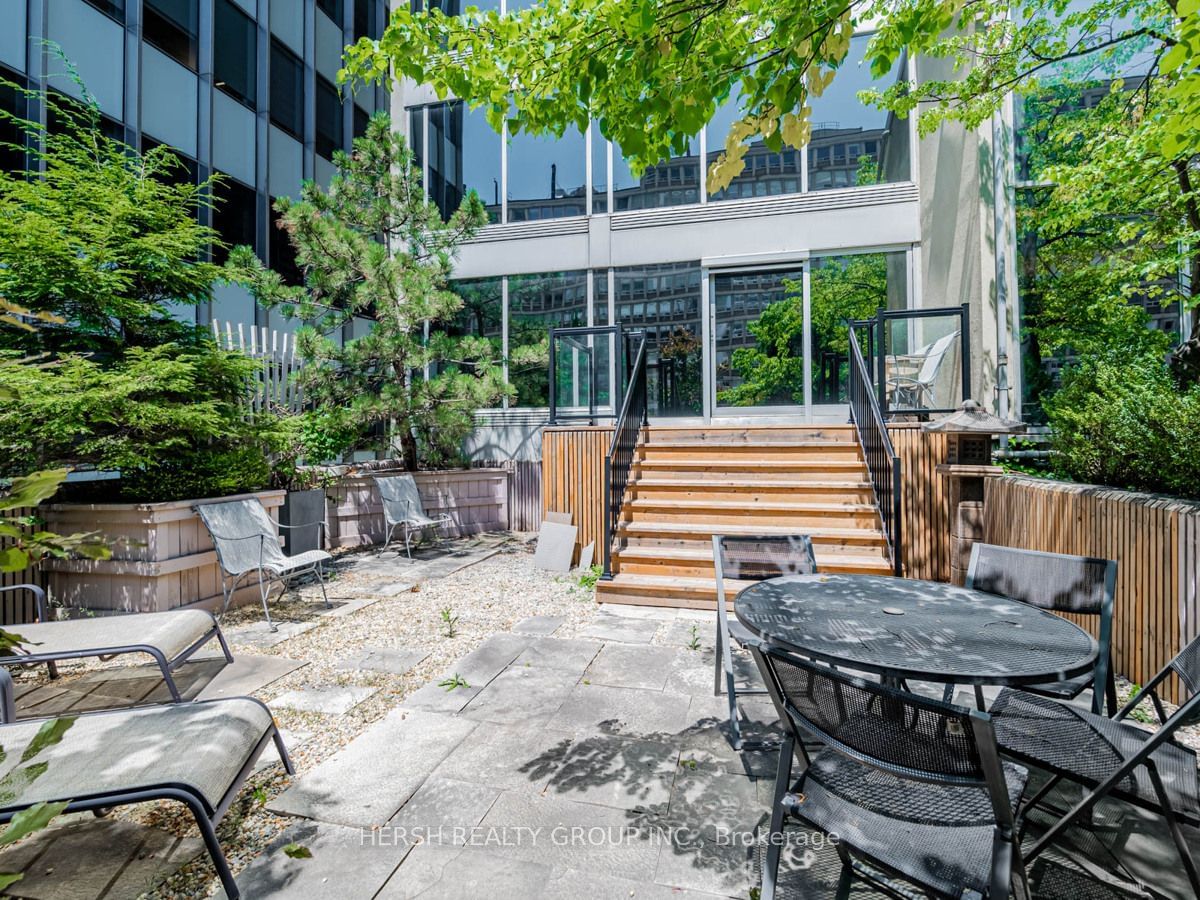 110 Bloor St W, unit 405 for rent