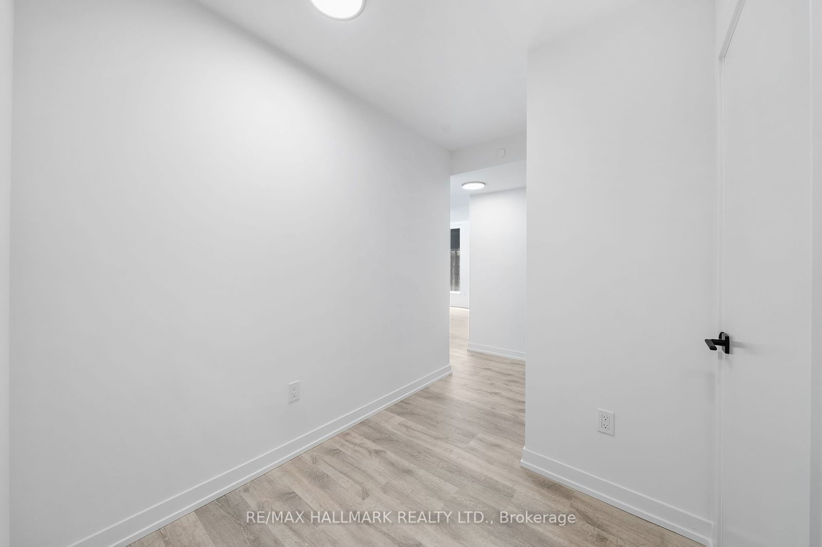 2 Augusta Ave, unit 505 for rent - image #4