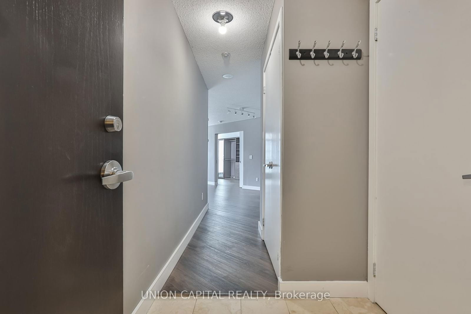 8 York St, unit 409 for rent - image #2