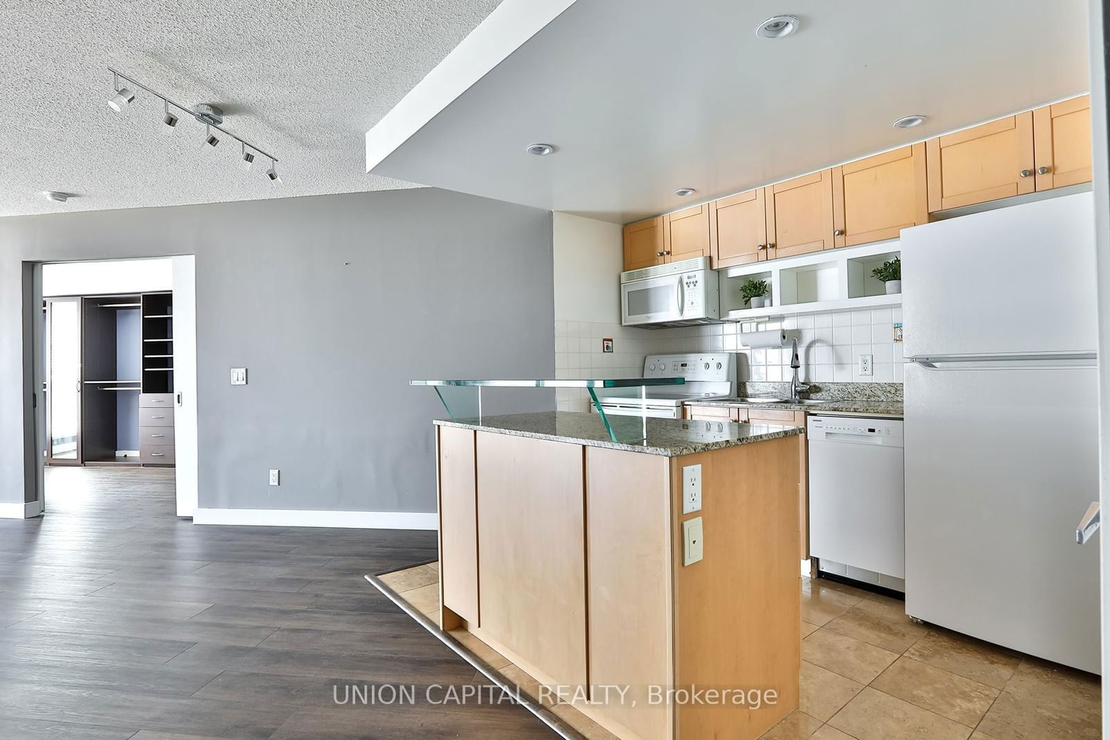 8 York St, unit 409 for rent - image #5