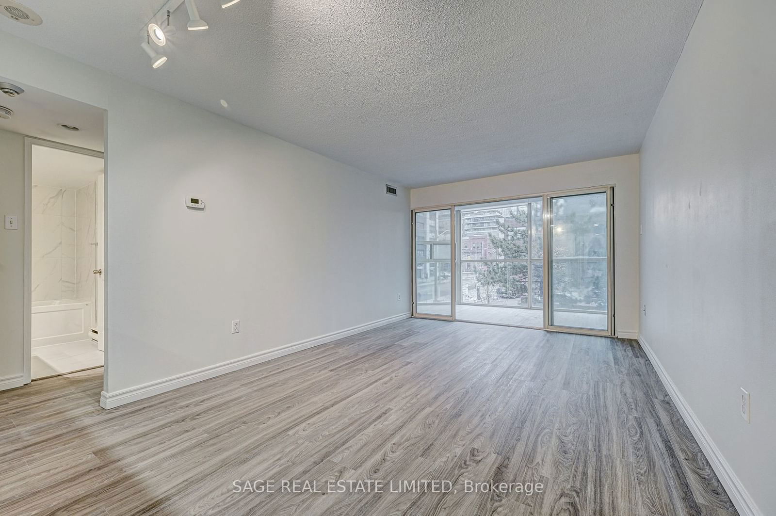 705 King St W, unit 204 for rent - image #6