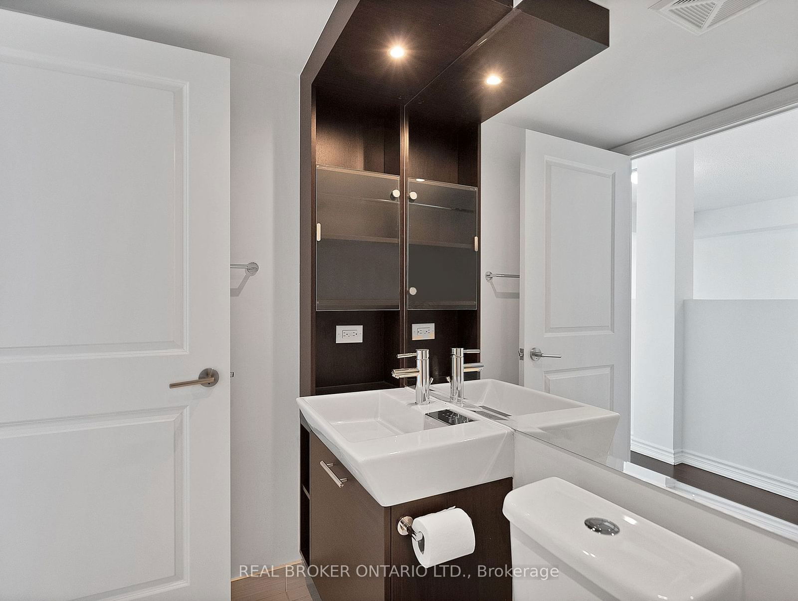 386 Yonge St, unit 912 for rent - image #17