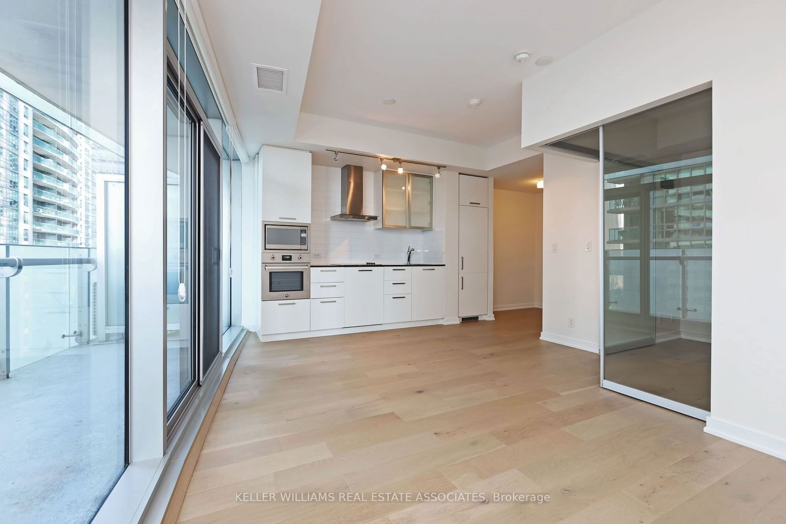 12 York St, unit 1706 for rent - image #2