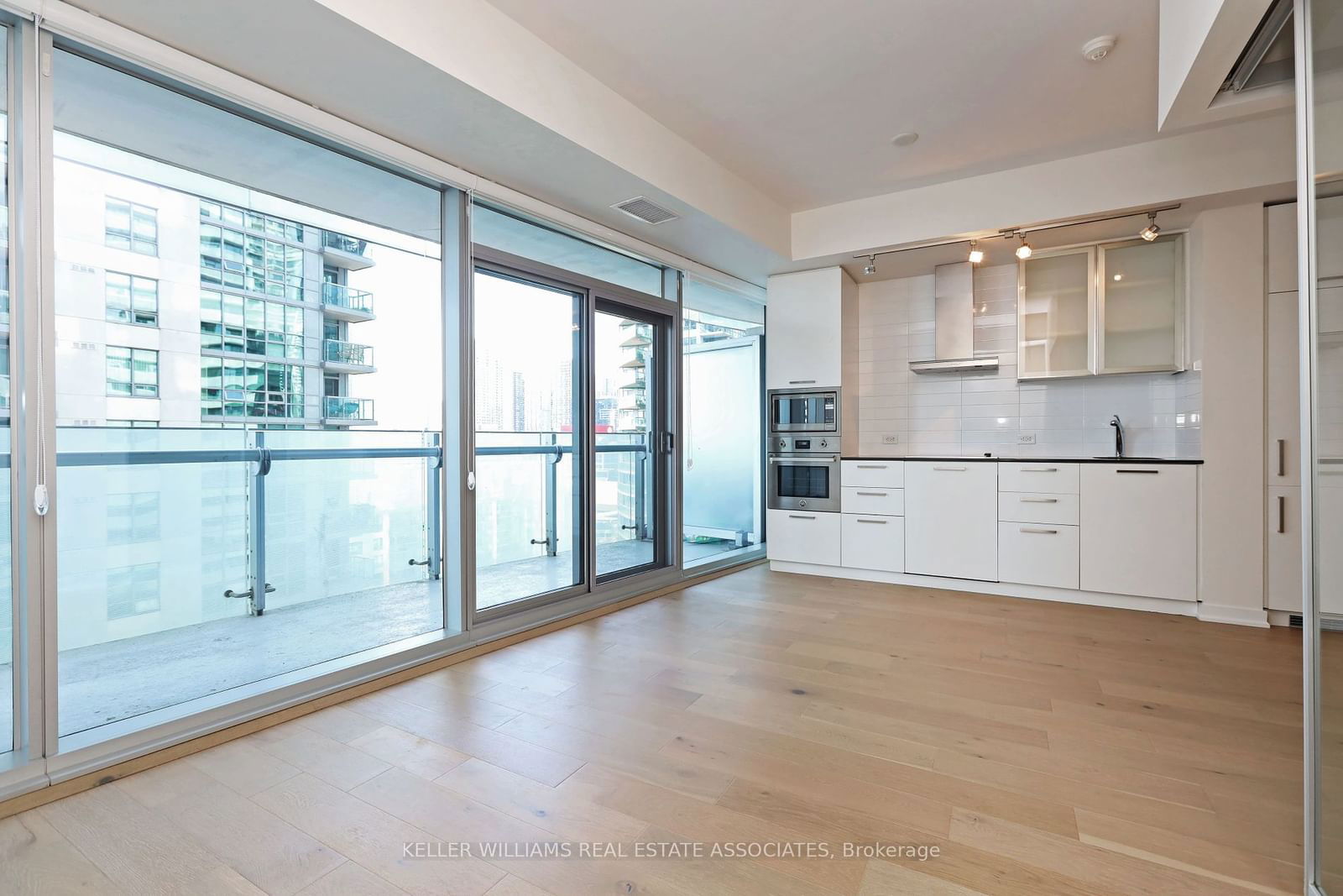 12 York St, unit 1706 for rent - image #4