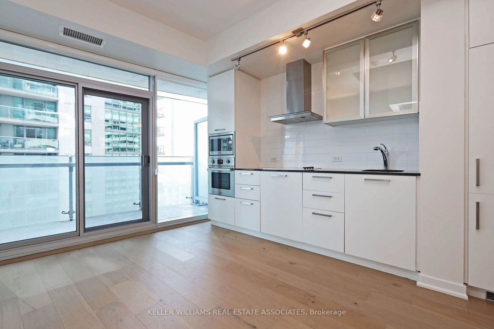 12 York St, unit 1706 for rent - image #6