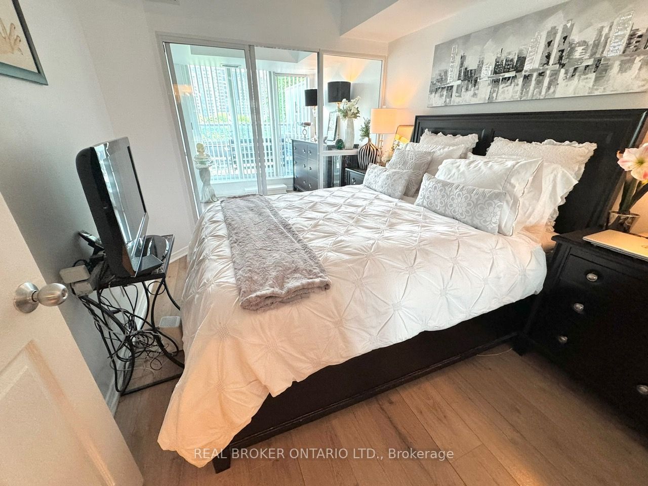 28 Harrison Garden Blvd, unit 312 for sale - image #8