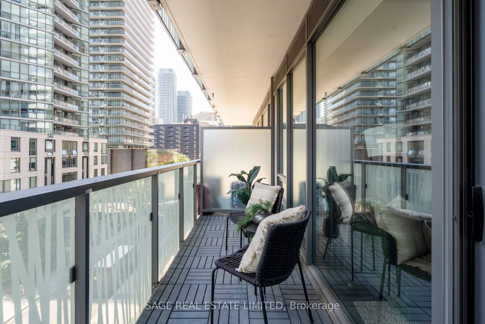 50 Charles St E, unit 404 for sale