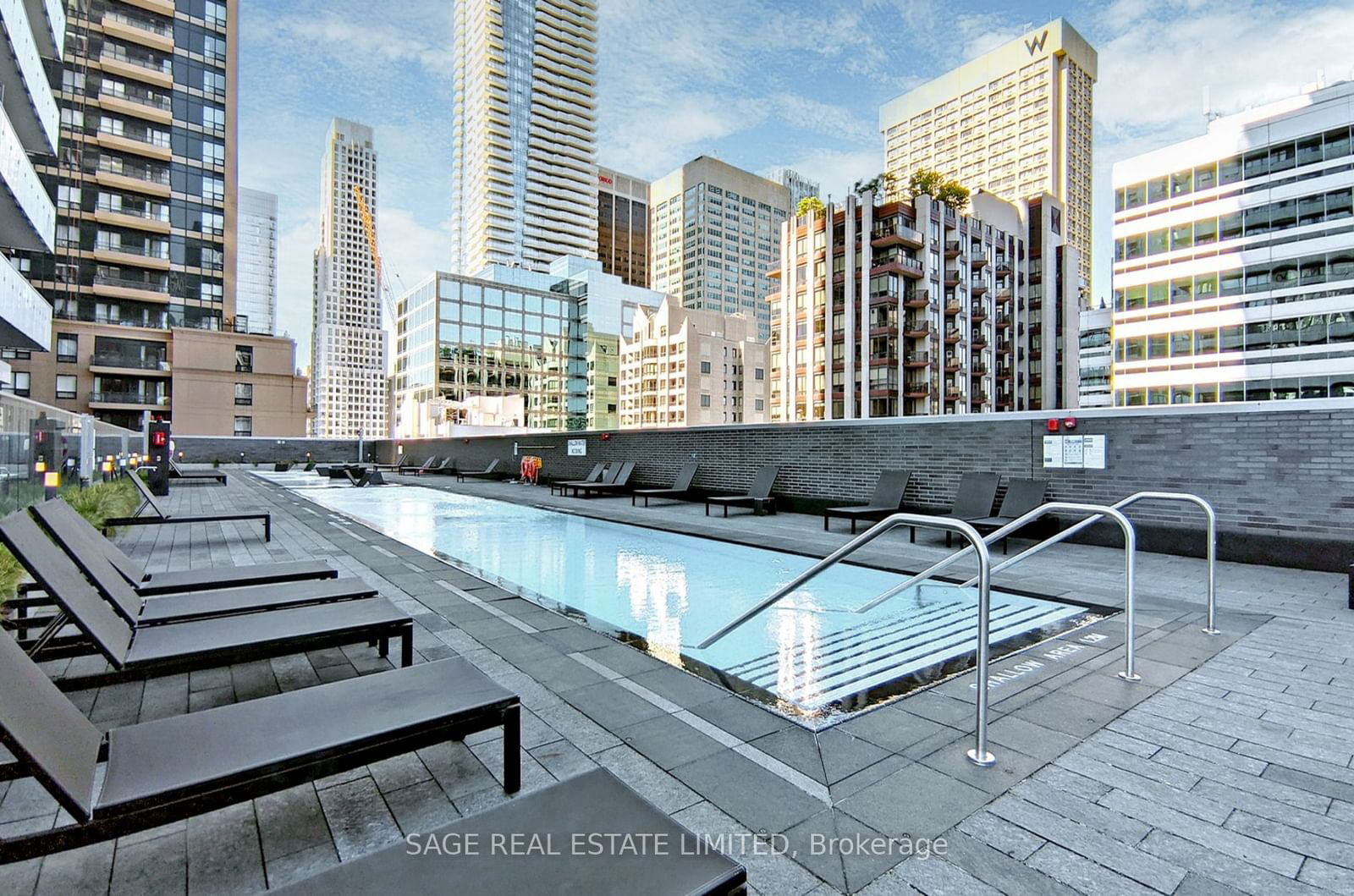 50 Charles St E, unit 404 for sale