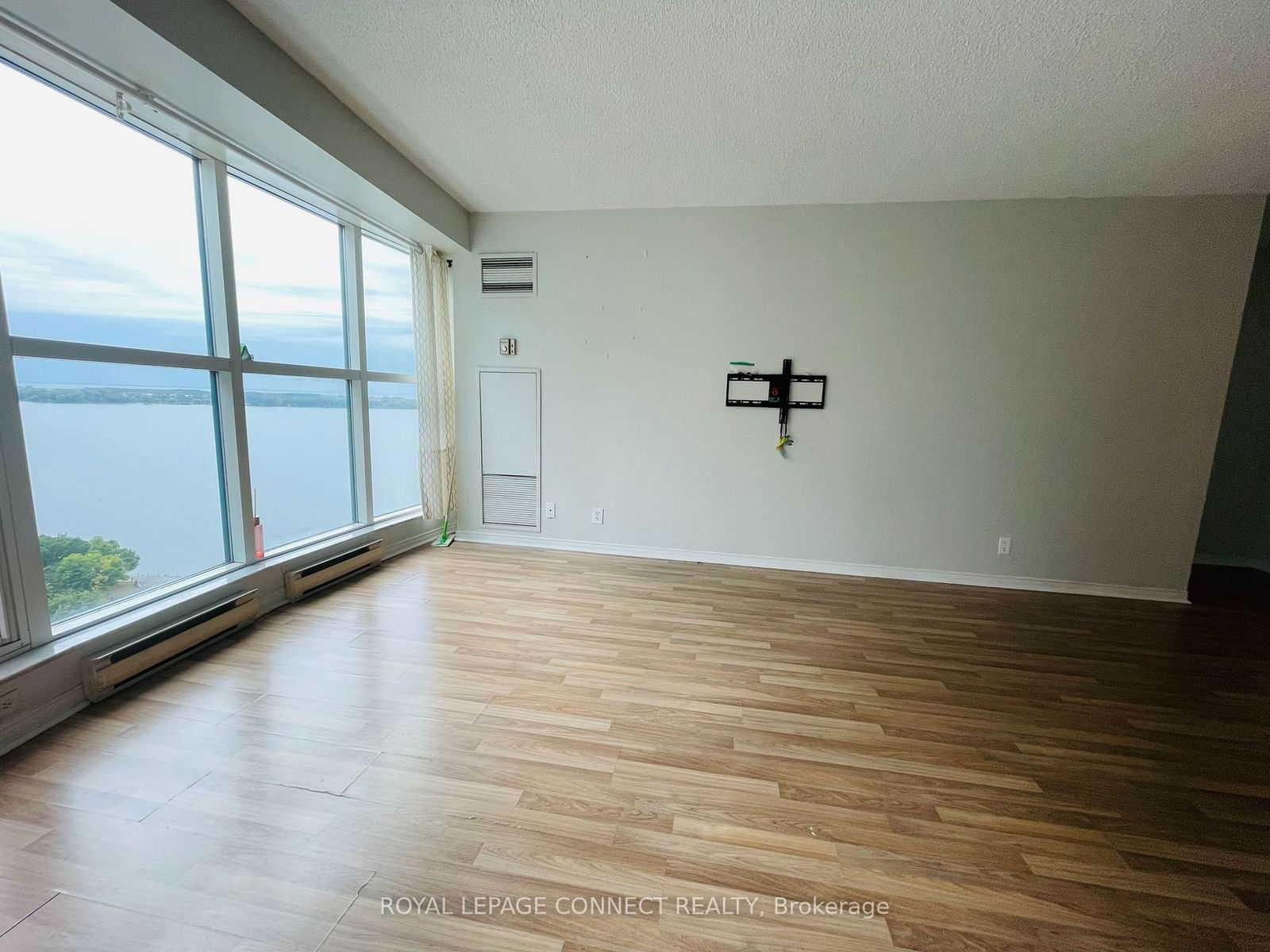 77 Harbour Sq, unit 2206 for rent